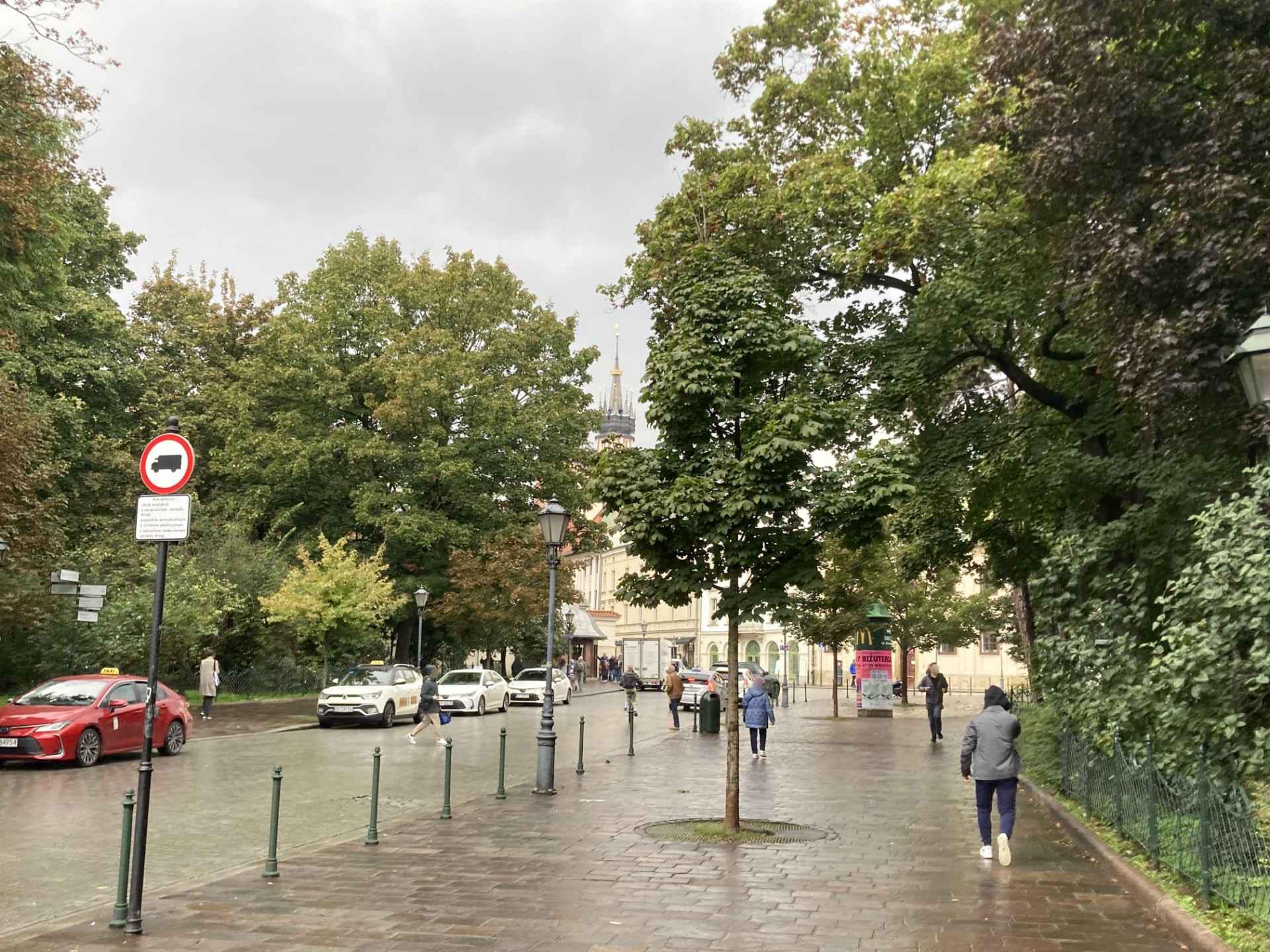 Aleje Planty z wieżą kościoła