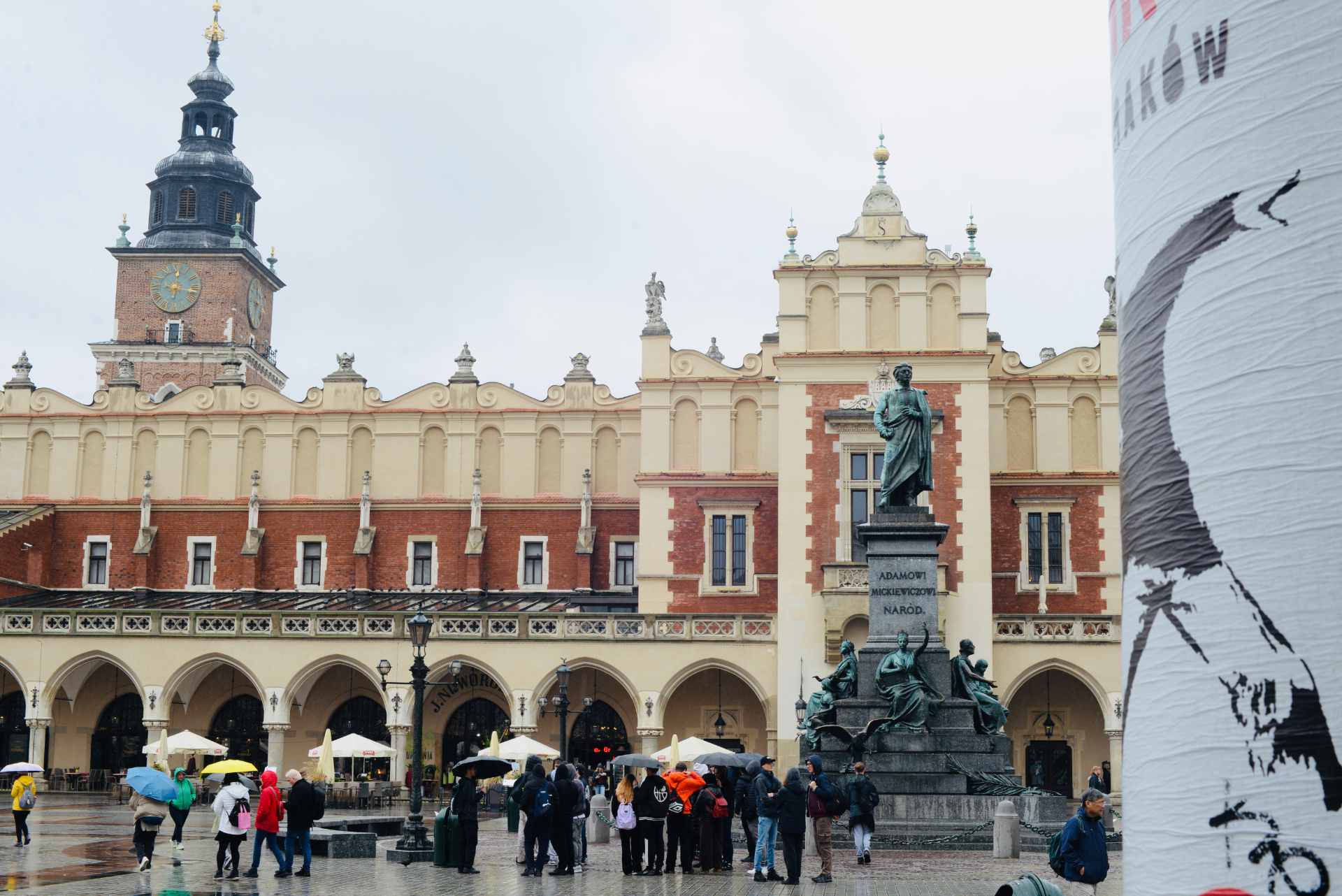 Sukiennice z uliczną sztuką